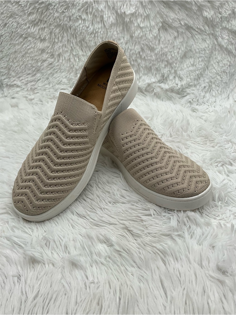 White Mountain Courage Slip-On Shoes Size 10 Beige Knit Comfort Shoes
